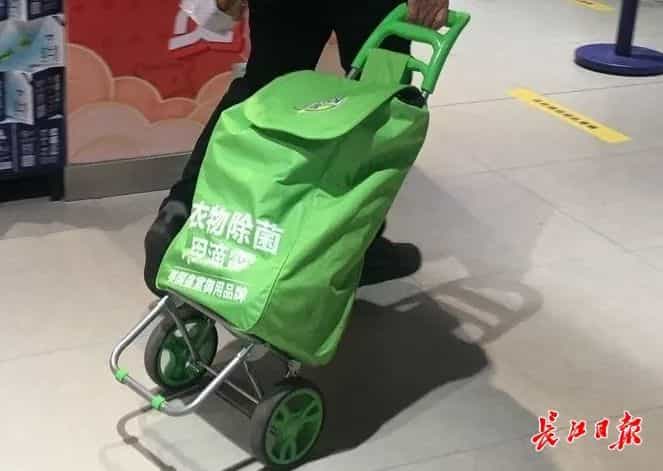 小推车、无纺布袋……在商超,过半顾客自带购物装备 第2张 小推车、无纺布袋……在商超,过半顾客自带购物装备 第2张