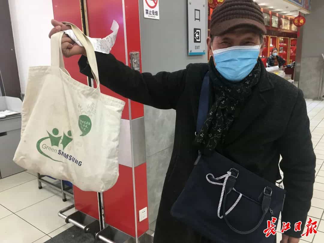 小推车、无纺布袋……在商超,过半顾客自带购物装备 第3张 小推车、无纺布袋……在商超,过半顾客自带购物装备 第3张