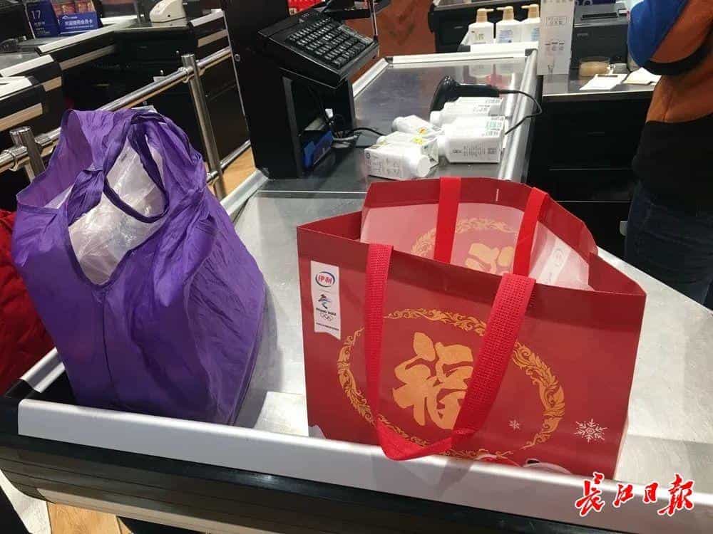 小推车、无纺布袋……在商超,过半顾客自带购物装备 第1张 小推车、无纺布袋……在商超,过半顾客自带购物装备 第1张