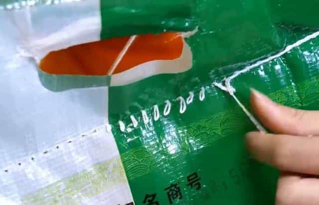 不管米袋还是面粉袋,开口都有一个“小机关”,短短3秒拆开袋子 第4张 不管米袋还是面粉袋,开口都有一个“小机关”,短短3秒拆开袋子 第4张