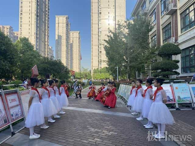 大提琴演奏、手绘帆布袋，这所小学庆祝教师节创意多  第1张