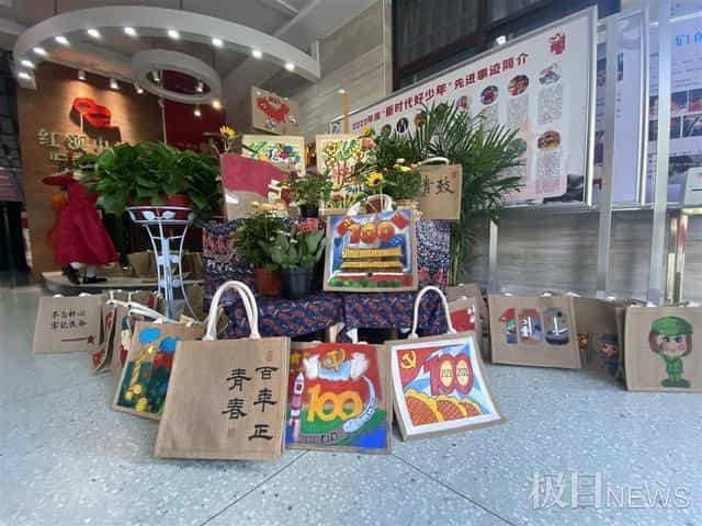 大提琴演奏、手绘帆布袋,这所小学庆祝教师节创意多 第2张 大提琴演奏、手绘帆布袋,这所小学庆祝教师节创意多 第2张