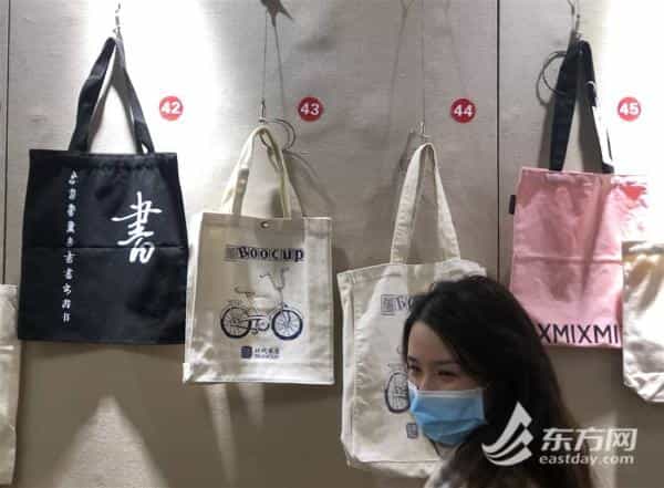 一次性塑料袋不能用 上海实体书店巧花心思定制纸袋帆布袋  第2张