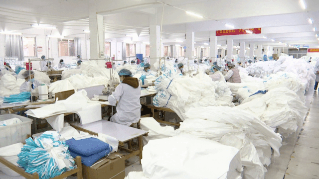 《湖北日报》头版头条：“一块布”上“三升级”——仙桃非织造布产业转型升级一年间  第2张