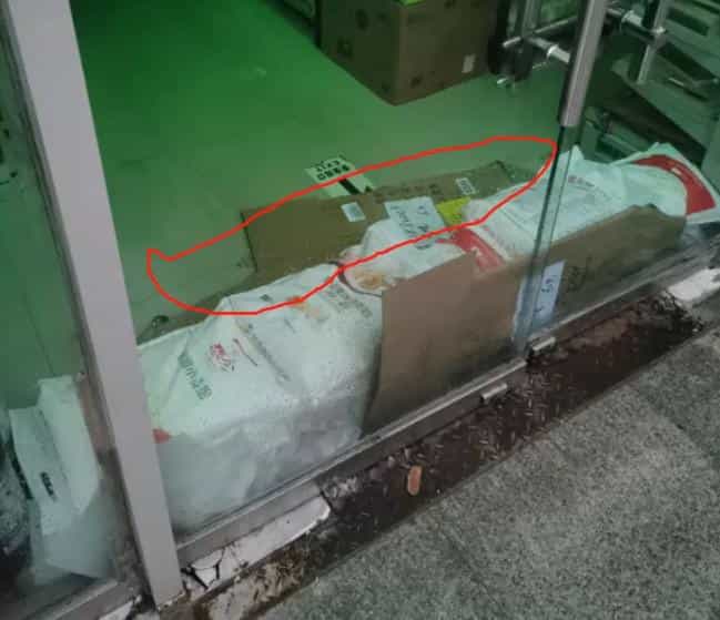 郑州丹尼斯一门店被曝用面粉袋防汛被质疑商家  第2张