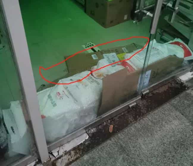 郑州丹尼斯一门店被曝用面粉袋防汛被质疑商家 第2张 郑州丹尼斯一门店被曝用面粉袋防汛被质疑商家 第2张