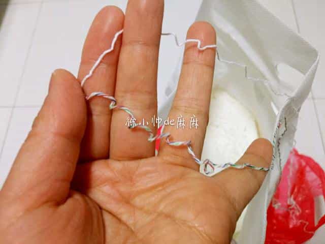 拆面粉袋子其实很简单,只要记住这一个小窍门,秒秒钟拉开! 第1张 拆面粉袋子其实很简单,只要记住这一个小窍门,秒秒钟拉开! 第1张