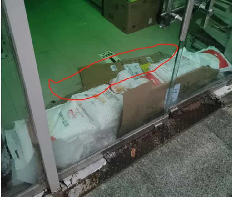 郑州丹尼斯一门店被曝用面粉袋防汛，商家：牺牲小的保住大的  第2张