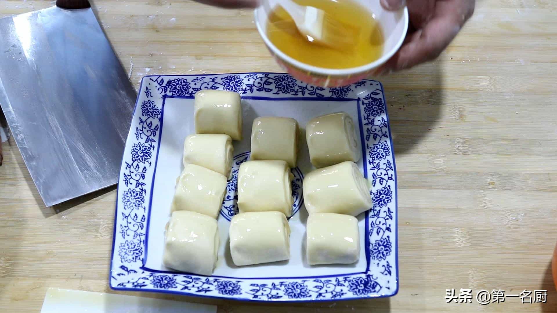 面粉最过瘾的5种做法,外酥里软,咬一口直掉渣,上桌就秒光 第5张 面粉最过瘾的5种做法,外酥里软,咬一口直掉渣,上桌就秒光 第5张