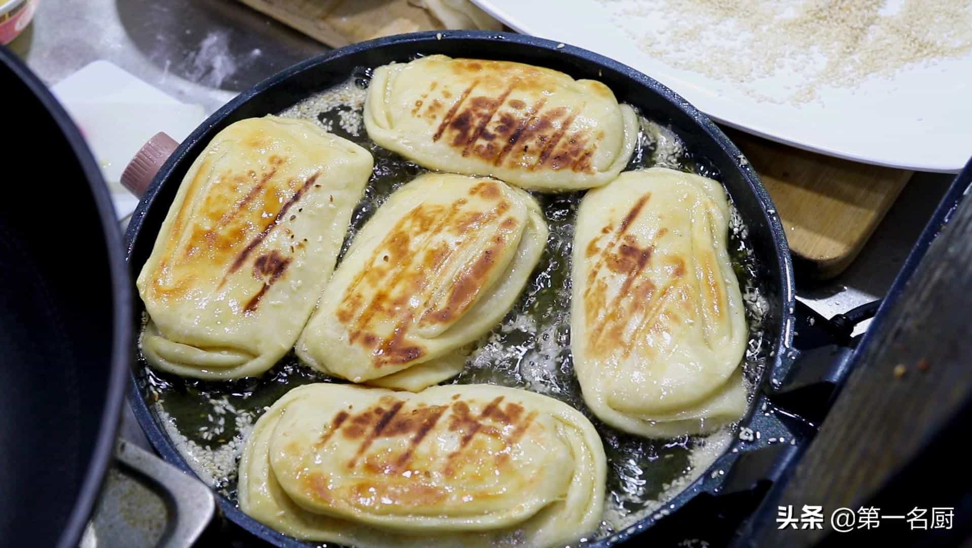 面粉最过瘾的5种做法,外酥里软,咬一口直掉渣,上桌就秒光 第9张 面粉最过瘾的5种做法,外酥里软,咬一口直掉渣,上桌就秒光 第9张