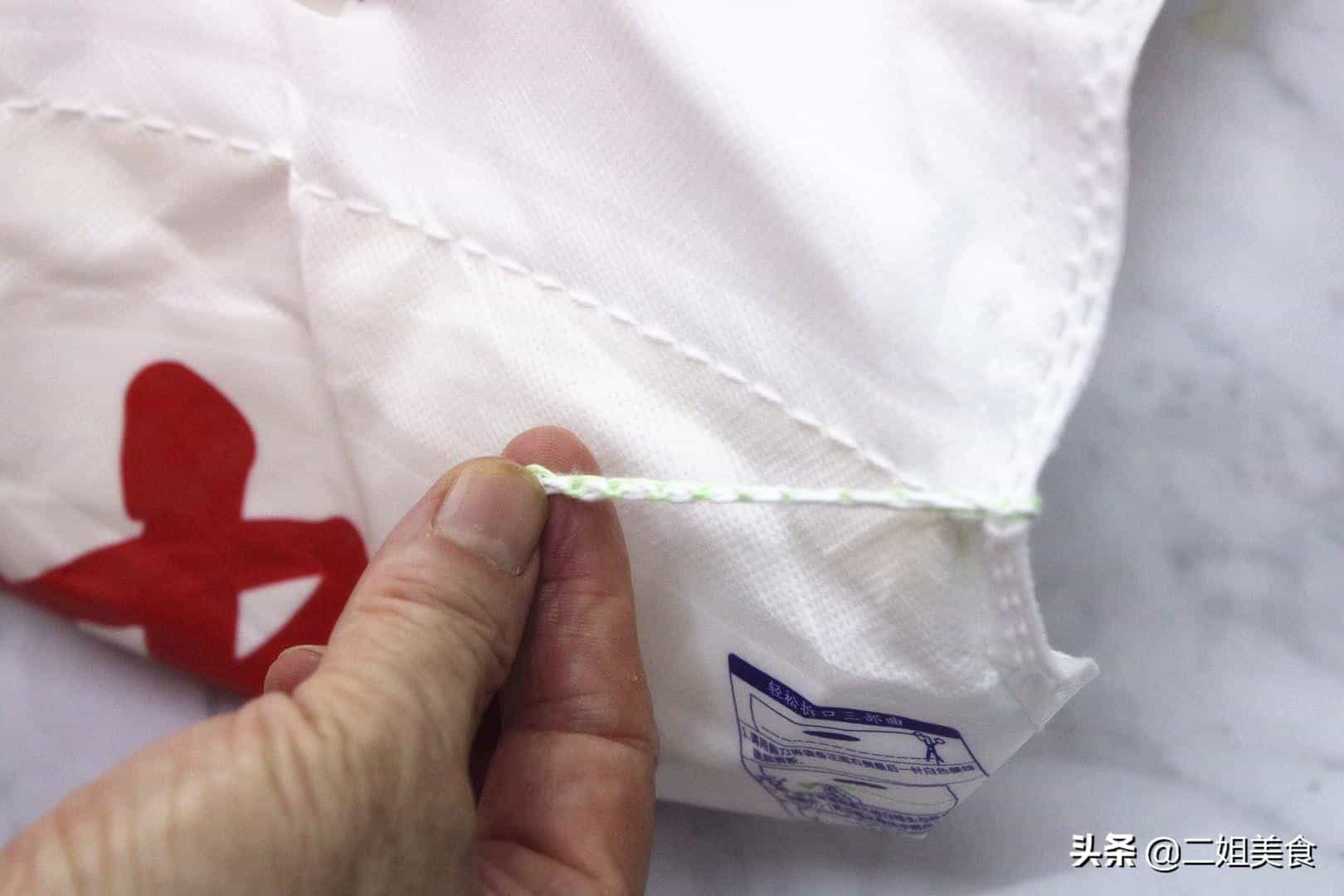 原来面袋子上有一个小机关,轻轻一拉就打开了,再不用生拉硬拽 第2张 原来面袋子上有一个小机关,轻轻一拉就打开了,再不用生拉硬拽 第2张