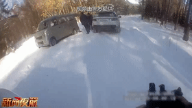 民警帮忙推车,司机却遮遮掩掩!车内三个编织袋,到底装了啥_ 第1张 民警帮忙推车,司机却遮遮掩掩!车内三个编织袋,到底装了啥_ 第1张