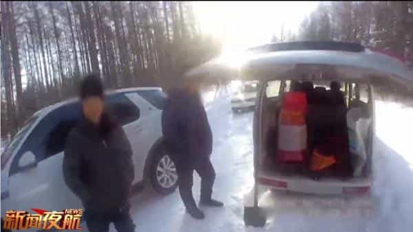 民警帮忙推车,司机却遮遮掩掩!车内三个编织袋,到底装了啥_ 第2张 民警帮忙推车,司机却遮遮掩掩!车内三个编织袋,到底装了啥_ 第2张