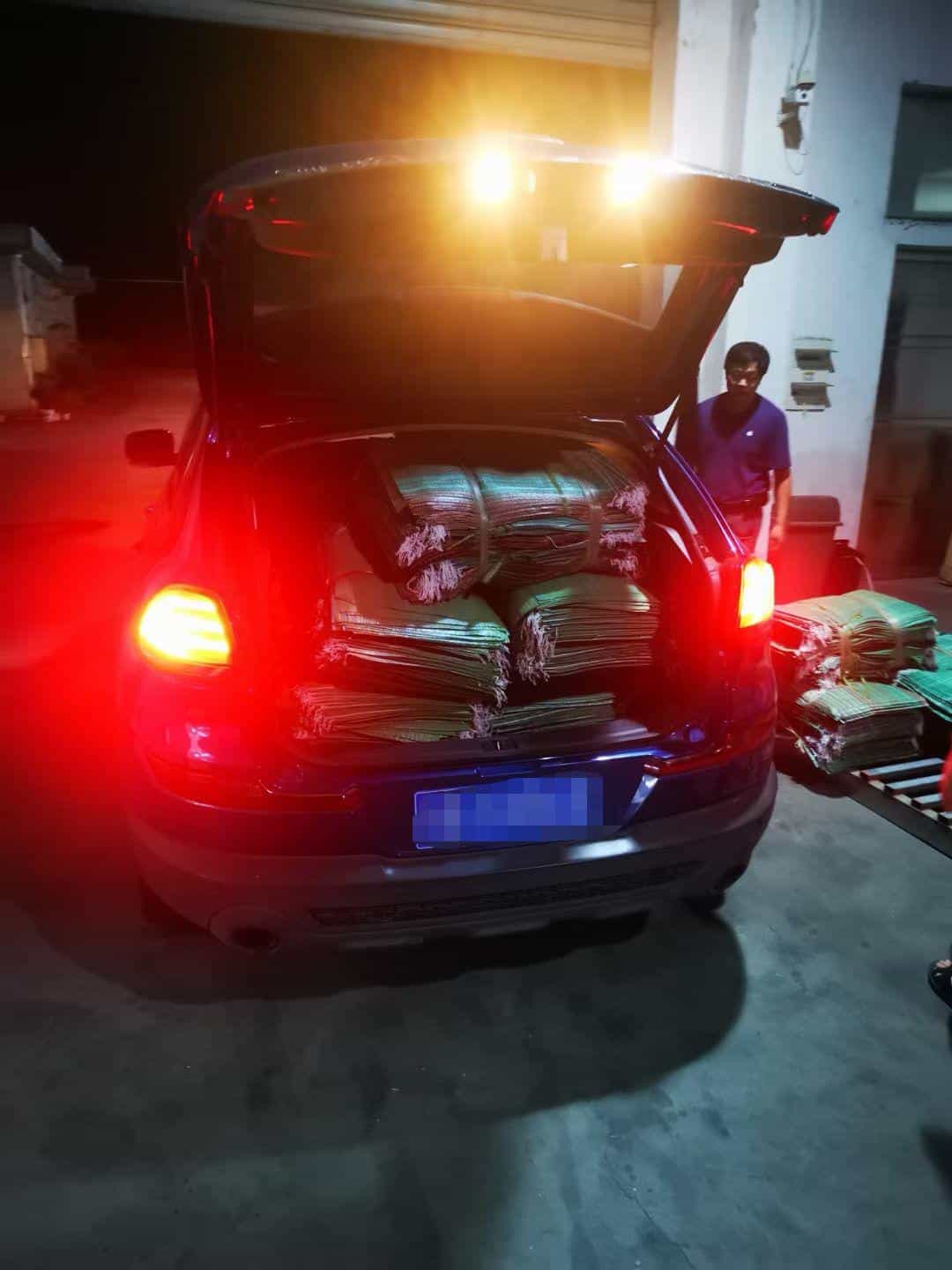 转发！热心小伙连夜开车赶往郑州，车上上万条防汛编织袋等人接收  第3张