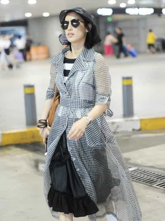 黄圣依出门头上套塑料袋,网友:塑料袋价值近万 第1张 黄圣依出门头上套塑料袋,网友:塑料袋价值近万 第1张