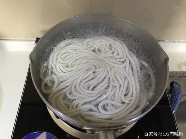不放明矾,在家做土豆粉,外面吃一顿20元,我3块钱让自己解馋 第7张 不放明矾,在家做土豆粉,外面吃一顿20元,我3块钱让自己解馋 第7张