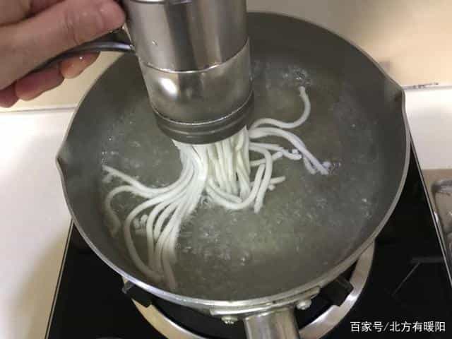 不放明矾,在家做土豆粉,外面吃一顿20元,我3块钱让自己解馋 第6张 不放明矾,在家做土豆粉,外面吃一顿20元,我3块钱让自己解馋 第6张