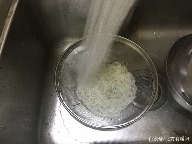 不放明矾,在家做土豆粉,外面吃一顿20元,我3块钱让自己解馋 第8张 不放明矾,在家做土豆粉,外面吃一顿20元,我3块钱让自己解馋 第8张