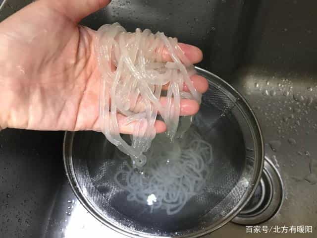 不放明矾,在家做土豆粉,外面吃一顿20元,我3块钱让自己解馋 第9张 不放明矾,在家做土豆粉,外面吃一顿20元,我3块钱让自己解馋 第9张
