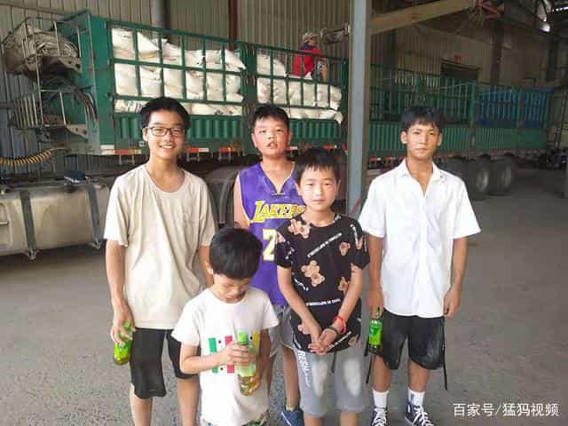 村里给灾区捐30吨面粉河南13岁少年帮忙扛上车_干活比玩游戏强 第1张 村里给灾区捐30吨面粉河南13岁少年帮忙扛上车_干活比玩游戏强 第1张