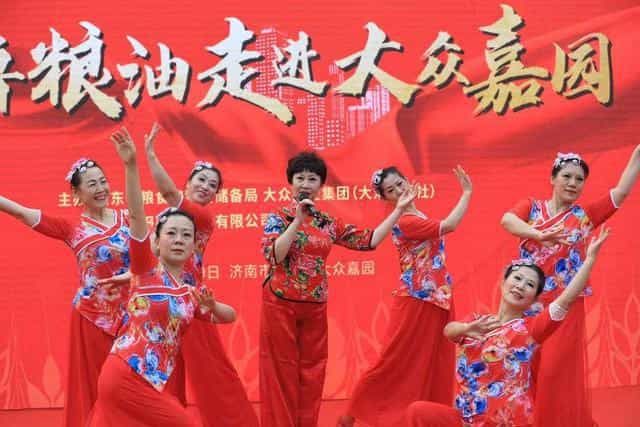 齐鲁粮油“六进”活动走进大众嘉园,一小时卖出500小袋面粉 第1张 齐鲁粮油“六进”活动走进大众嘉园,一小时卖出500小袋面粉 第1张