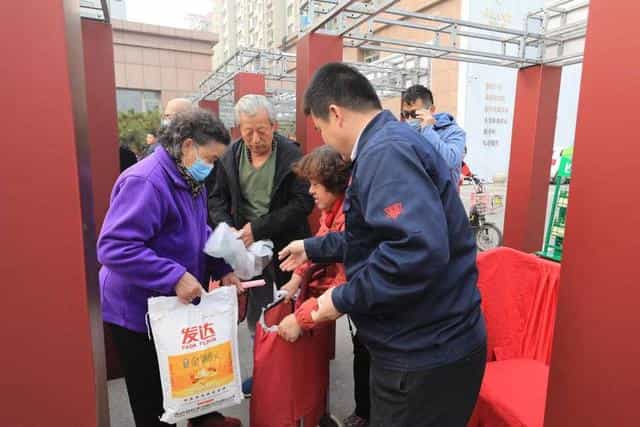 齐鲁粮油“六进”活动走进大众嘉园,一小时卖出500小袋面粉 第2张 齐鲁粮油“六进”活动走进大众嘉园,一小时卖出500小袋面粉 第2张