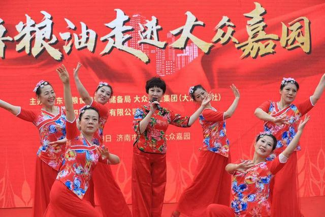 齐鲁粮油“六进”活动走进大众嘉园,一小时卖出500小袋面粉 第1张 齐鲁粮油“六进”活动走进大众嘉园,一小时卖出500小袋面粉 第1张