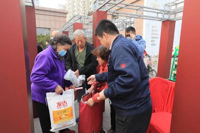 齐鲁粮油“六进”活动走进大众嘉园,一小时卖出500小袋面粉 第2张 齐鲁粮油“六进”活动走进大众嘉园,一小时卖出500小袋面粉 第2张