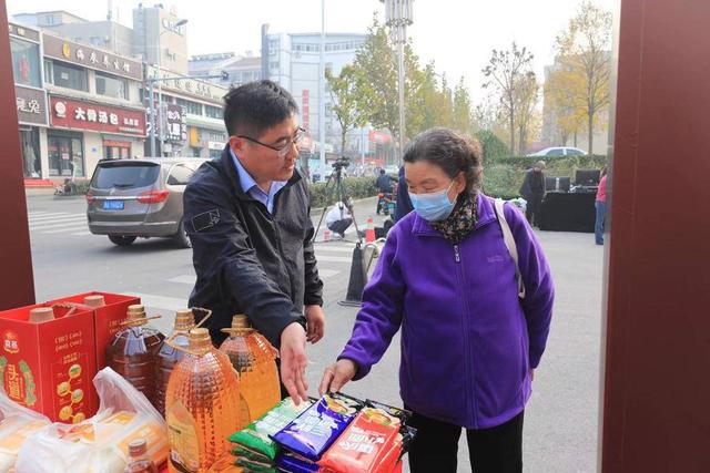 齐鲁粮油“六进”活动走进大众嘉园,一小时卖出500小袋面粉 第3张 齐鲁粮油“六进”活动走进大众嘉园,一小时卖出500小袋面粉 第3张