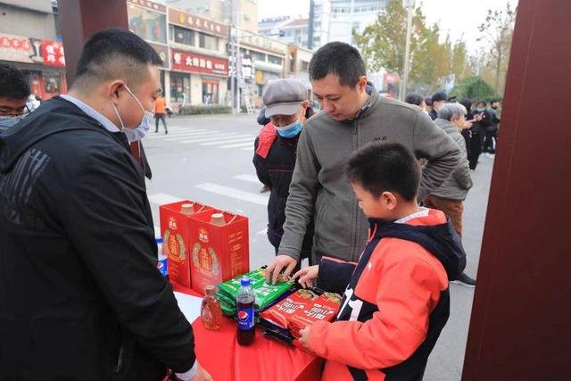 齐鲁粮油“六进”活动走进大众嘉园，一小时卖出500小袋面粉  第4张