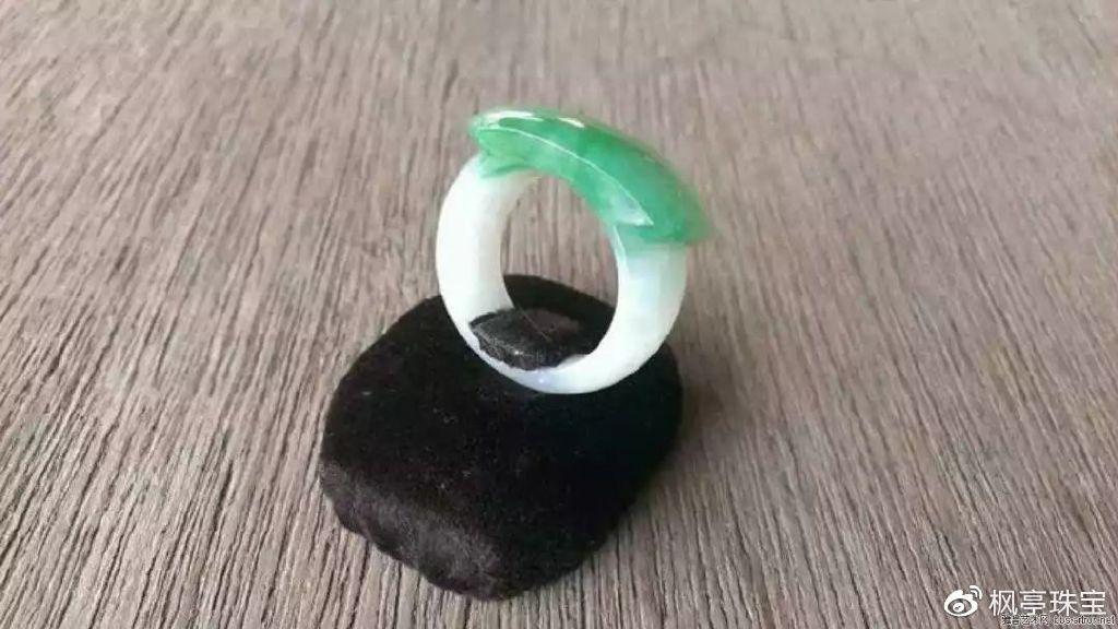 大妈戴玉镯捂热水袋睡觉，醒来一看，蒙圈了，翡翠居然变红了  第14张