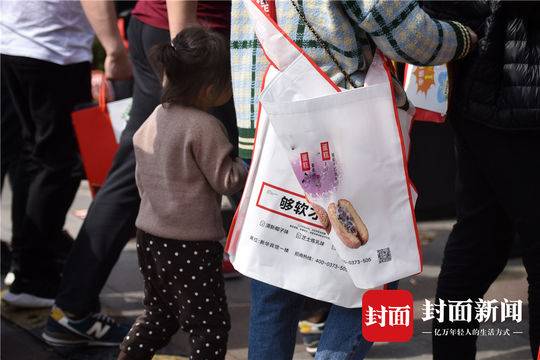 成都糖酒会出新宠啦!尼龙大挎包(无纺布跨肩袋),你背了没? 第4张 成都糖酒会出新宠啦!尼龙大挎包(无纺布跨肩袋),你背了没? 第4张